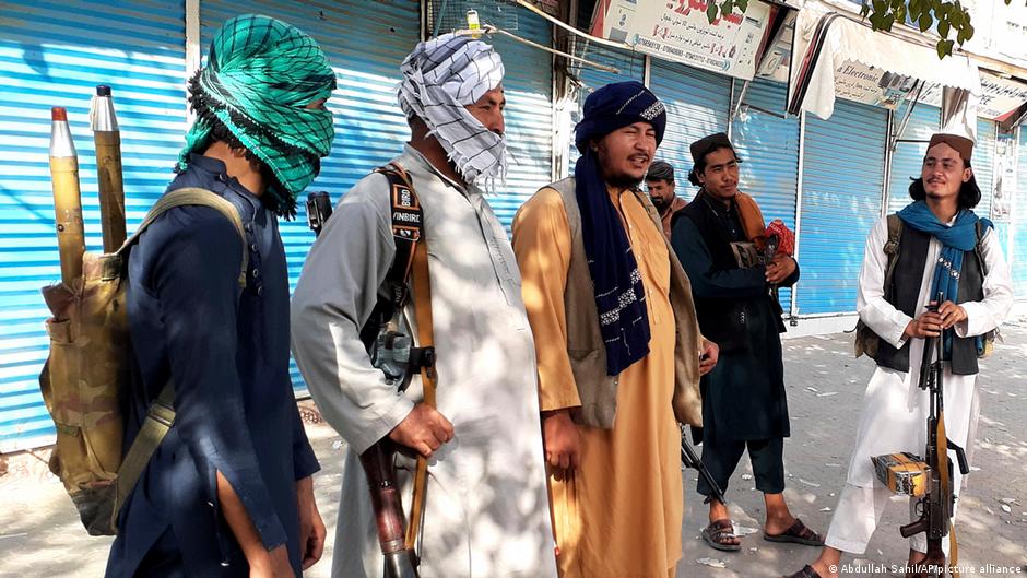 مقاتلون من طالبان في مدينة قُندُز – أفغانستان. Foto: Abdzllah Sahil/AP/picture-alliance