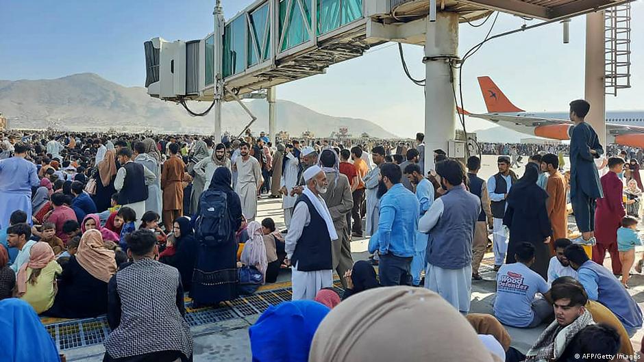 احتشاد الناس عند مطار كابول من أجل مغادرة أفغانستان إثر سيطرة حركة طالبان على البلاد. AFP/Getty Images