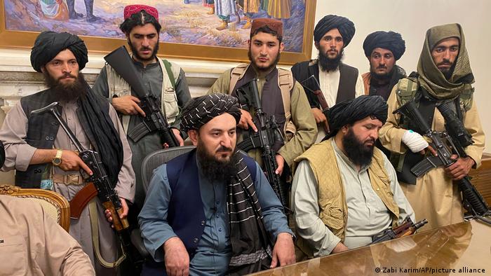 مشاهد الفرار من كابول حين دخلت حركة طالبان إلى عاصمة أفغانستان -  فهل يثق الناس بطالبان؟