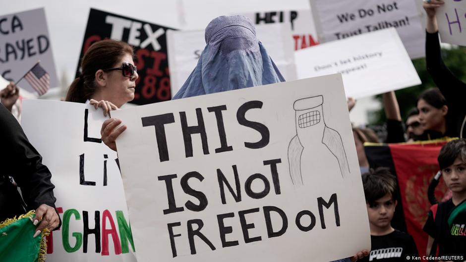 مظاهرة ضد سيطرة طالبان على افغانستان في العاصمة الأأمريكية واشنطن. 