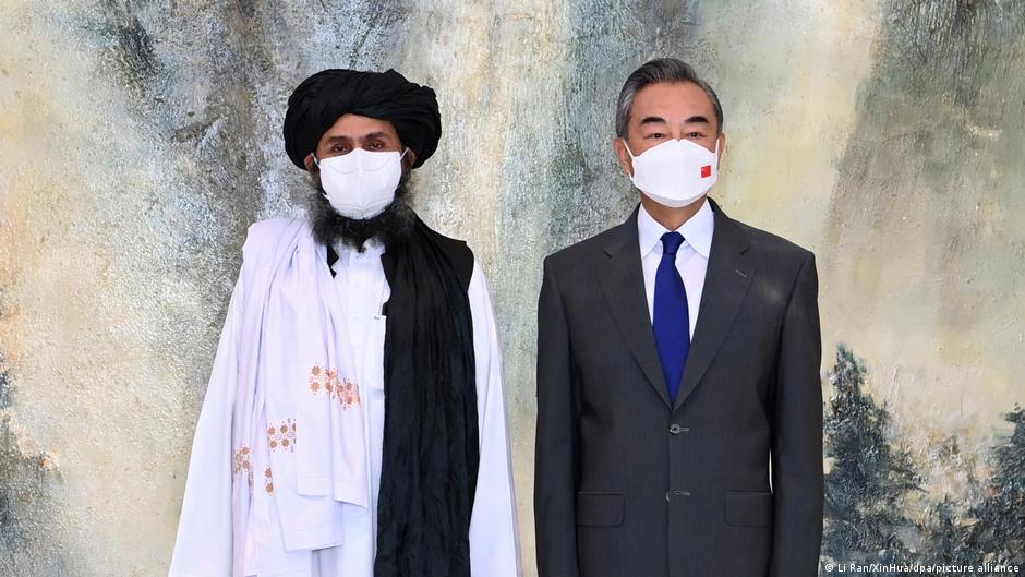 Chinas Außenminister Wang Yi (rechts) und Mullah Abdul Ghani Baradar, ranghoher Führer der Taliban. (Foto: Li Ran/XinHua/dpa/picture alliance)