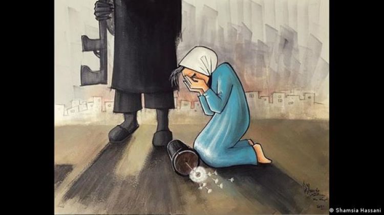 Ein Gemälde zeigt eine Frau, die sich die Hände vors Gesicht hält. Sie kniet vor einem bewaffneten Mann, auf dem Boden liegt eine Pflanze; Foto: Shamsia Hassani