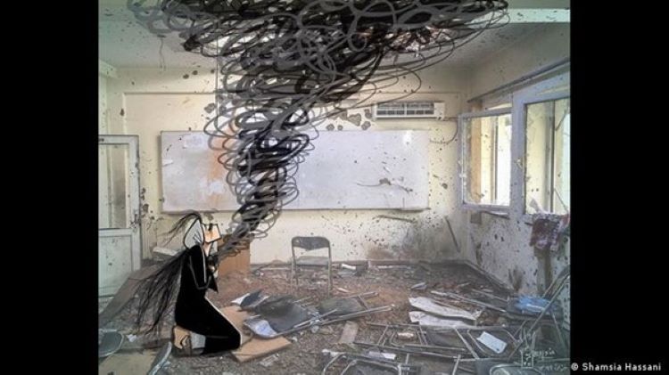 In einem zerstörten Klassenzimmer kniet eine Frau, aus deren Körper Wirbel an die Decke steigen; Foto: Shamsia Hassani