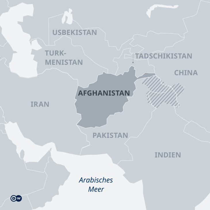 Afghanistan ist ein Staat vieler Völker mit noch mehr Nachbarn. Die Machtübernahme der militant-islamistischen Taliban setzt die Anrainerstaaten unter Druck. (Karte: DW)