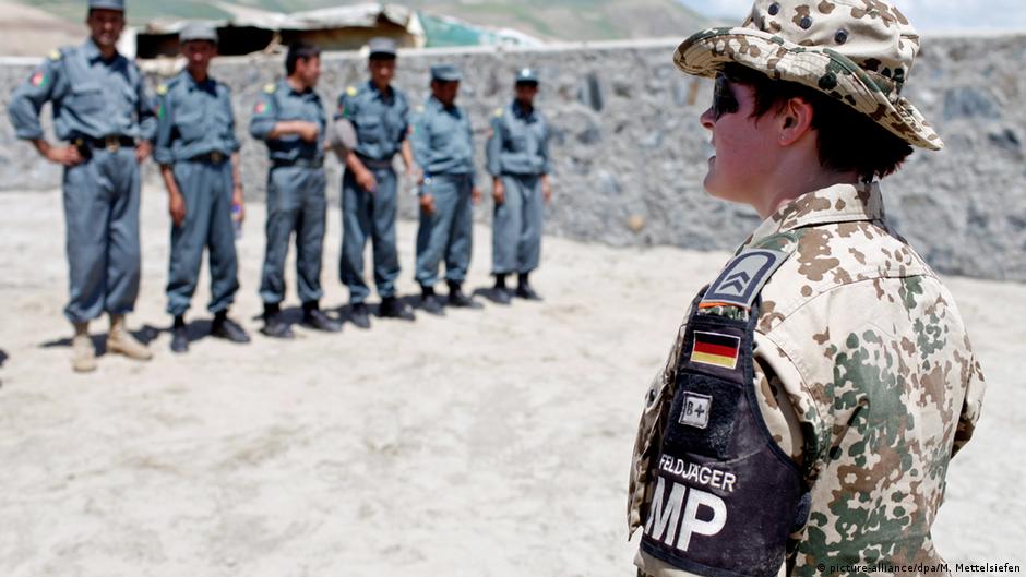 Eine Soldatin der deutschen Militärpolizei trainiert afghanische Kollegen zusammen mit deutschen Polizeioffizieren des Deutschen Polizei Trainingsteams in Feisabad, Badakhshan Provinz in Nord- Afghanistan am 30. Mai 2009 (Foto: picture-alliance/dpa/Marcel Mettelsiefen)