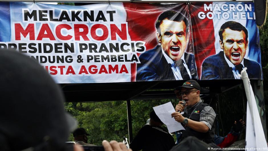 مظاهرة ضد الرئيس الفرنسي إيمانويل ماكرون في إندونيسيا ذات الأغلبية المسلمة.  (photo: picture-alliance/AP)