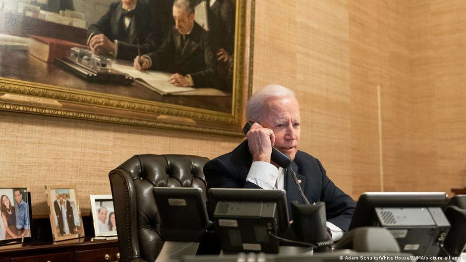 US-Präsident Joe Biden telefoniert mit Chinas Staatschef Xi Jinping. (Foto: Adam Schultz/White House/ZUMA/picture alliance)