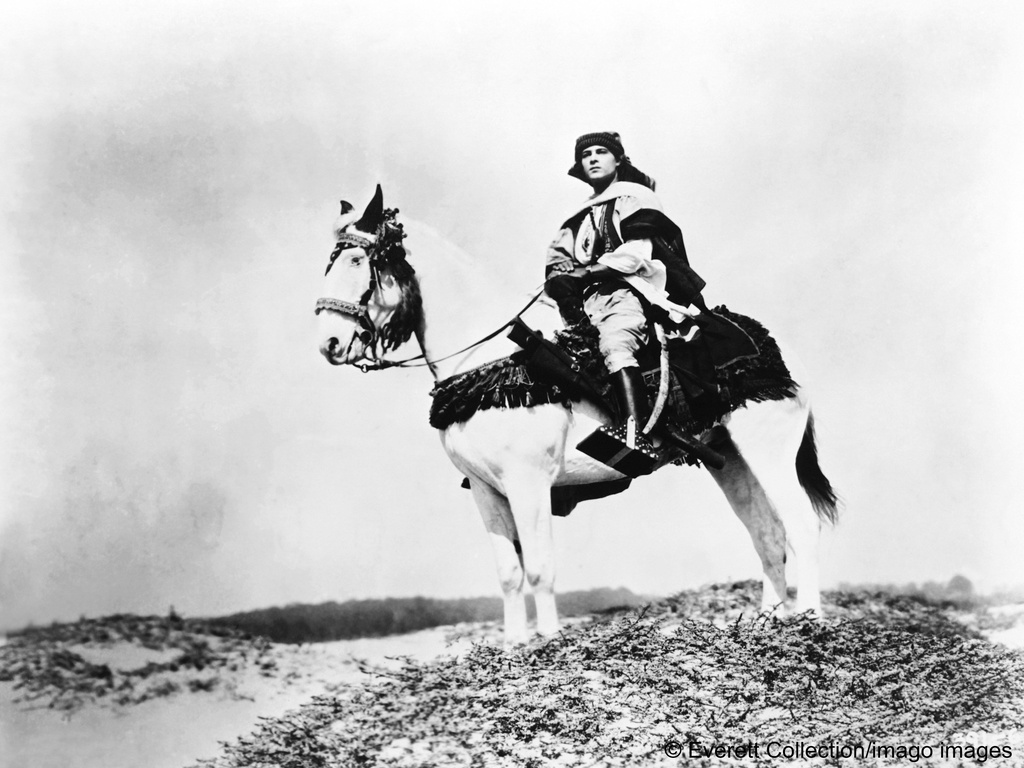 Ausschnitt aus dem Film, THE SHEIK, mit Rudolph Valentino, 1921; Foto: Everett Collection/imago images | Courtesy Everett Collection via www.imago-images.de
