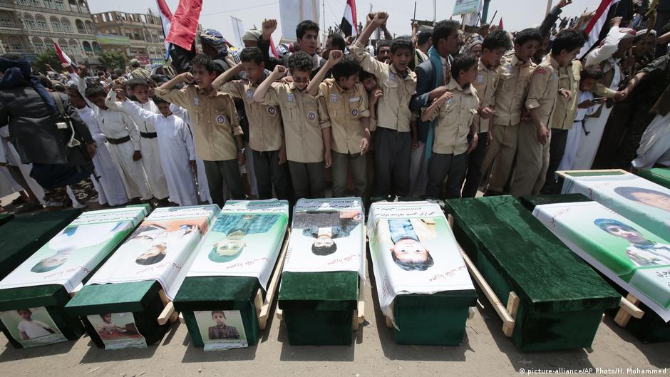 يمنيون يحضرون جنازة ضحايا غارة جوية بقيادة السعودية  في صَعْدَة، اليمن، 13 أغسطس / أب 2018.  (photo: AP Photo/Hani Mohammed)