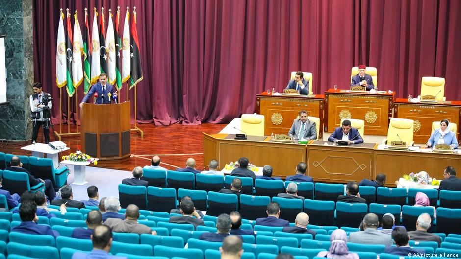 رئيس الوزراء عبد الحميد الدبيبة يلقي كلمة أمام جلسة للبرلمان الليبي في مدينة سِرت.  (photo: AA/picture-alliance)