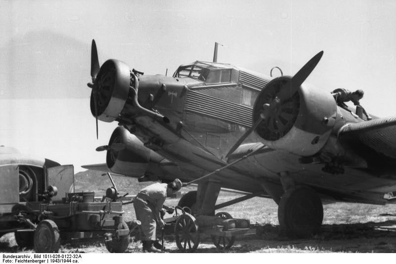 استولى النازيون الألمان على جزيرة كريت في أواخر مايو / أيار 1941 وبدأوا استخدامها كقاعدة استطلاع لمسافات طويلة باتجاه فلسطين.
