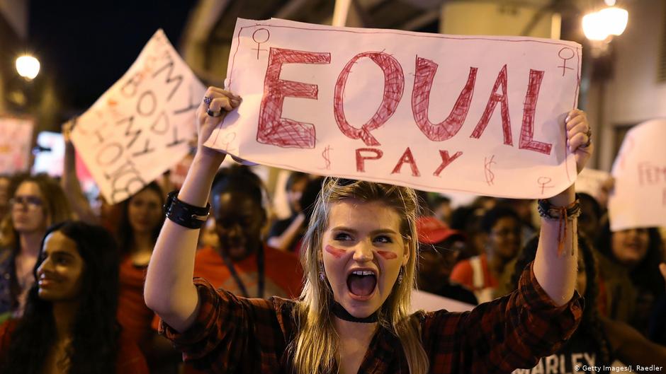 احتجاجات نسائية في الولايات المتحدة مطالبة بمساواة النساء مع الرجال في الأجور. USA Demonstration Internationaler Frauentag in Miami FOTO GETTY IMAGES