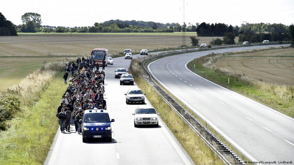 لاجئون متوجهون على الأقدام في طريق السيارات السريع من الدنمارك إلى السويد. Daenemark Fluechtlinge auf der Autobahn Richtung Schweden Foto Reuters