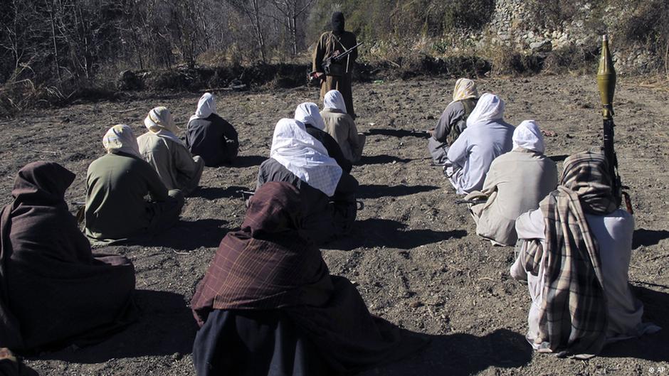 Maskierte Taliban-Kämpfer bei einer Übung im ländlich geprägten Süd Waziristan, Pakistan, im Jahr 2011; Foto: AP/Ishtiaq Mahsud