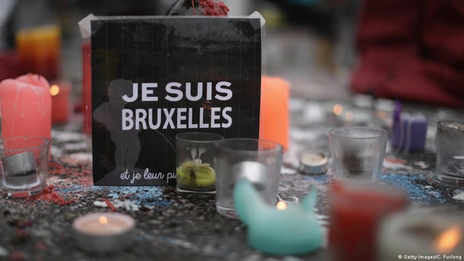 Blumen erinnern an die Opfer am Place de la Bourse nach den Terrorangriffen vom 23. März 2016 in Brüssel, Belgien; Foto: Getty Images/C. Furlong