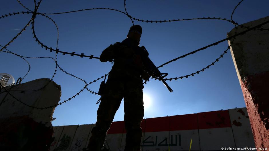 Ein Soldat steht Wache am Eingang zur Basis Nineveh rund 280 Kilometer nördlich der Hauptstadt Bagdad am 11. Februar 2016; Foto: Safin Hamed/AFP/Getty Images