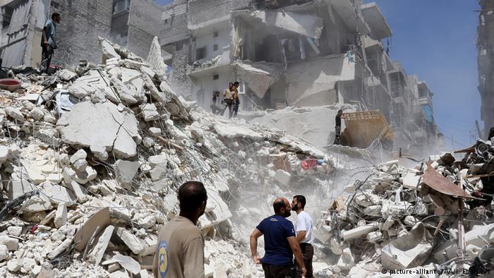 Menscshen suchen nach Überlebenden unter den Trümmern in Aleppo, Syrien; Foto: picture-alliance