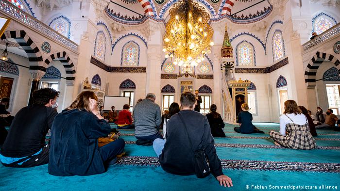 يوم المساجد المفتوحة في ألمانيا 2021 - تراجع عدد الزوار لا يعود فقط إلى كورونا  05_Deutschland Berlin Tag der offenen Moschee FOTO PICTURE ALLIANCE