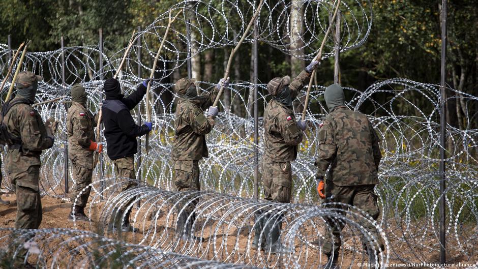 Soldaten und ein hoher Stacheldrahtzaun - so will Polen illegale Grenzübertritte aus Belarus unterbinden 