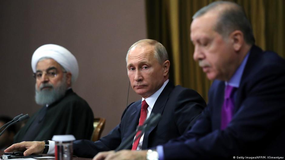 Wladimir Putin, Recep Tayyip Erdogan und Hassan Rohani bei der Syrien-Konferenz in Sotschi 2017; Foto: Getty Images/AFP/M.Klimentyev