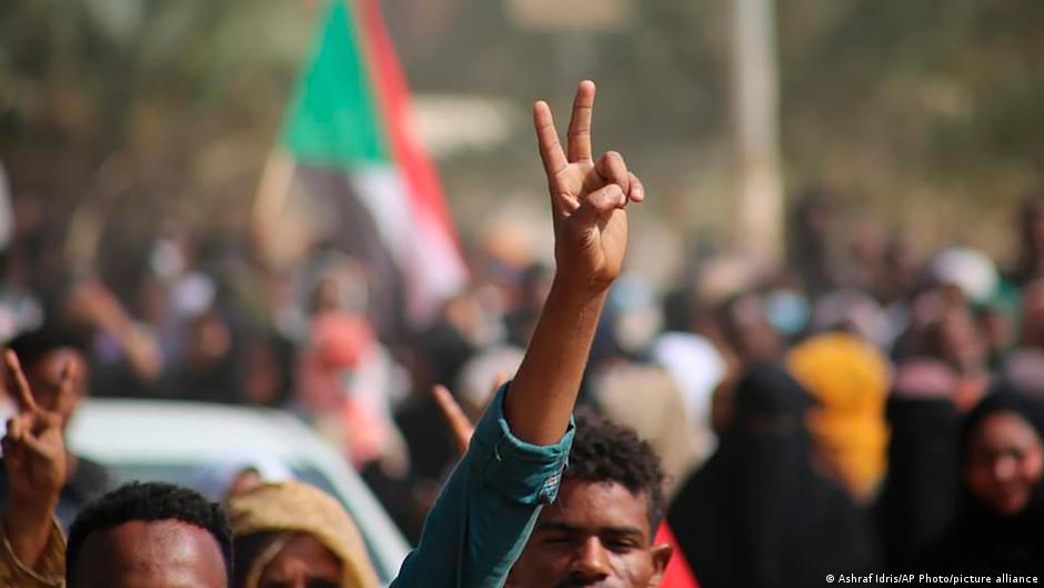 Ein Demokratie-Aktvist protestiert gegen den Militärputsch im Sudan; Foto: Ashraf Idris/AP Photo/picture-alliance