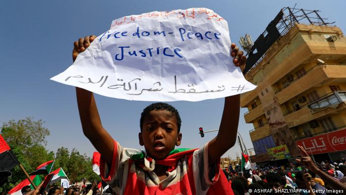 انقلاب عسكري في السودان عصف بالانتقال الديمقراطي nach_militarputsch_tote_und_landesweiter_protest_im_sudan_foto_getty_images.jpg 