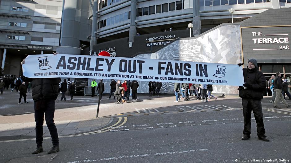 Fans protestieren beim Premier League-Spiel Newcastle United gegen Burnley gegen den bisherigen Besitze von Newcastle, Mike Ashley; Foto: picture-alliance/empics/R.Sellers
