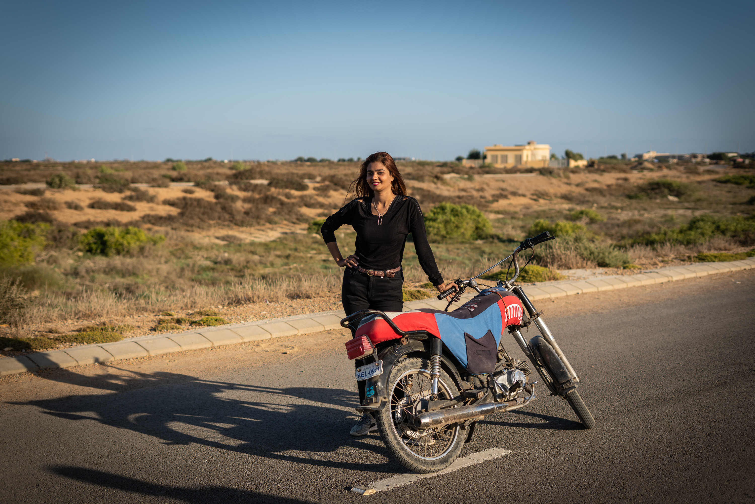 Khizra Ail arbeitet als Model und beim Fernsehen, und lernt jetzt noch Motorradfahren bei den Pink Riders in Karachi (photo: Philipp Breu)