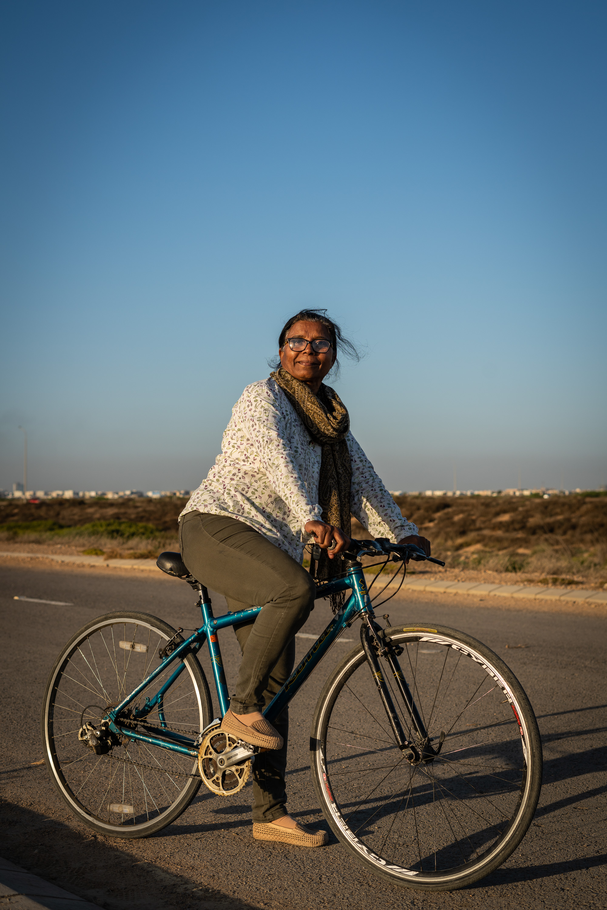 Zubaida Asghar Khwata lernt mit 62 in Karachi, Pakistan, noch Fahrrad und Motorrad fahren, damit sie ihre Kinder in Kanada damit überraschen kann (photo: Philipp Breu)