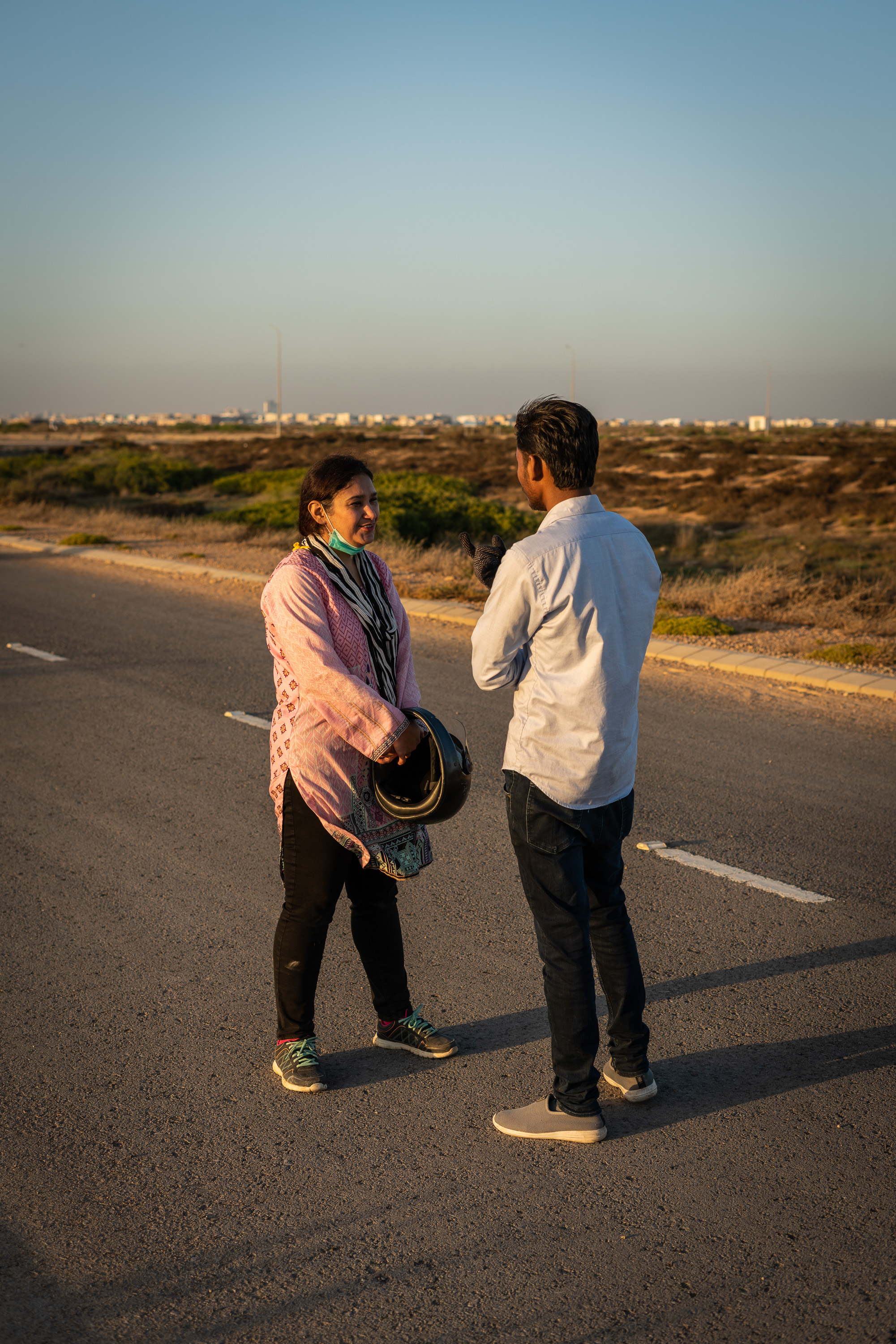 Sana Yacoob und ein Fahrlehrer von den Pink Riders besprechen sich während einer Fahrstunde in Karachi, Pakistan (photo: Philipp Breu)