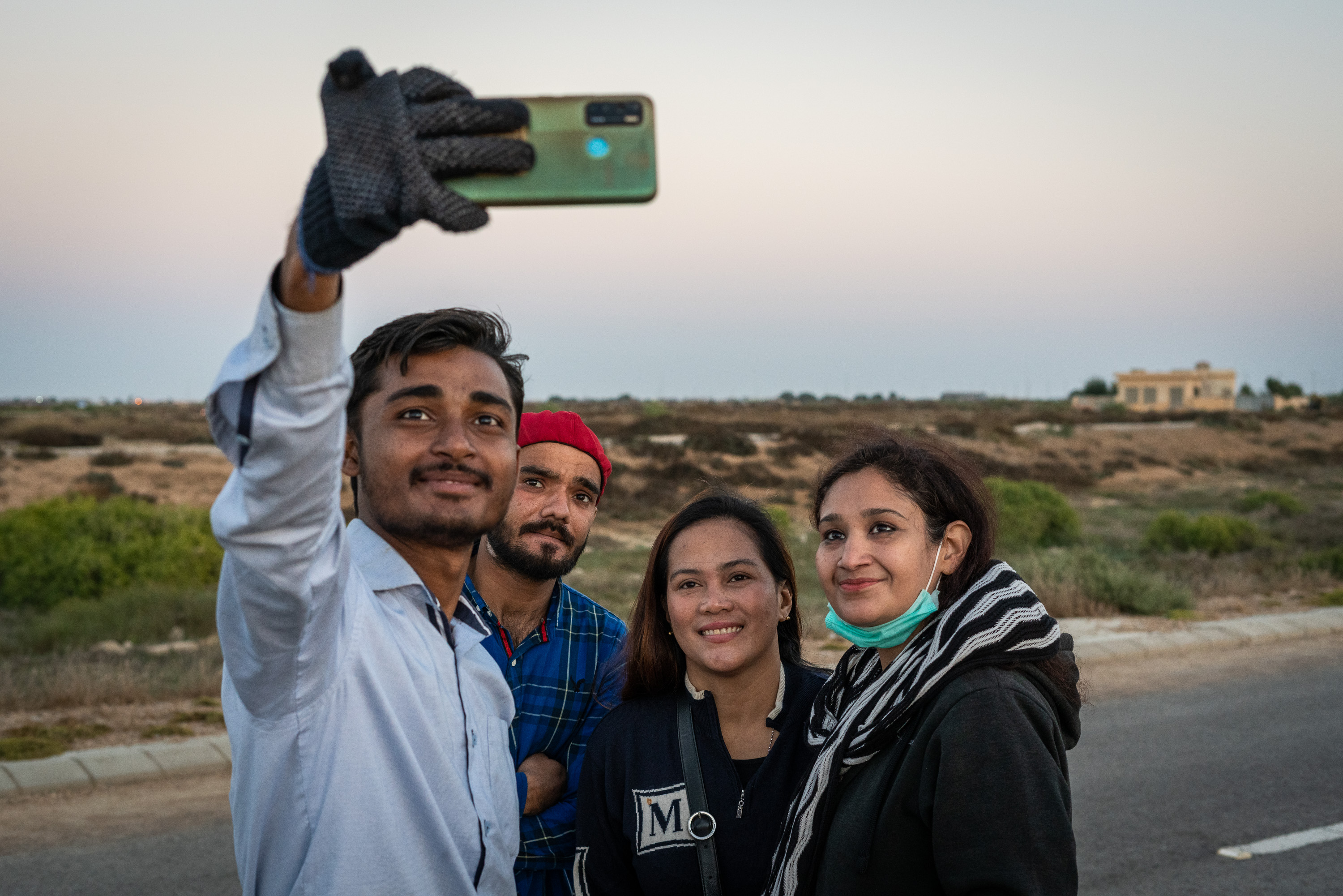 Sana Yacoob, Richelle Ventura und zwei Fahrlehrer (von rechts) der Pink Riders machen in Karachi ein Selfie am Ende des Tages (photo: Philipp Breu)