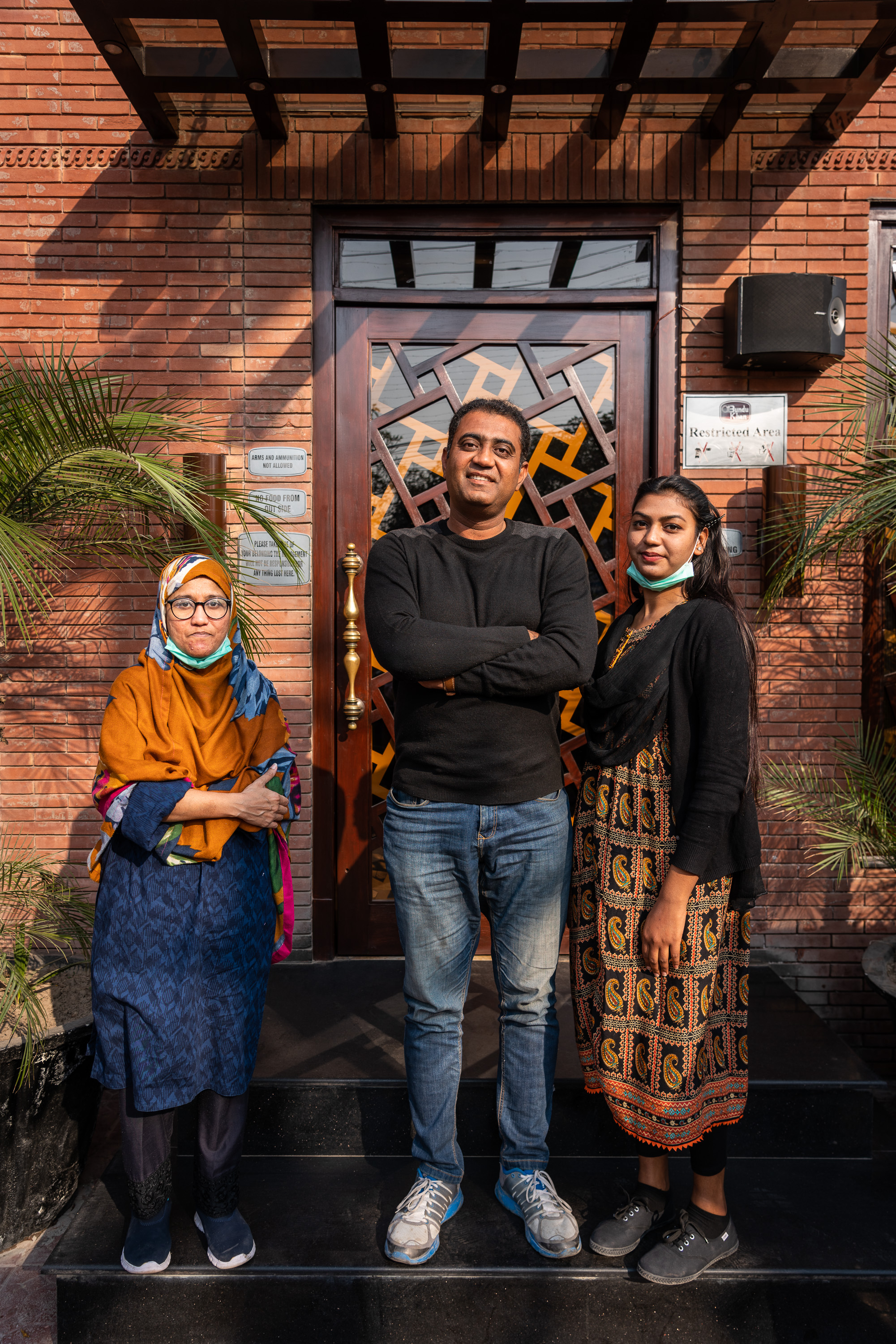 Payyam-e Khurram ist der Gründer der Pink Riders und posiert hier mit zwei seiner Schülerinnen für ein Foto in Lahore, Pakistan. Er musste sich gegen viele Anfeindungen zur Wehr setzen und ist heute stolz darauf, 2018 die Pink Riders gegründet zu haben. Er arbeitet eigentlich als Veranstaltungsmanager (photo: Philipp Breu)