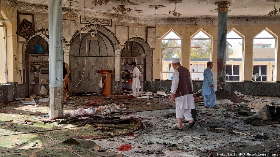 أسفر انفجار في مسجد شيعي بمدينة قندهار الأفغانية عن مقتل وإصابة عشرات الأشخاص، وذلك بعد أسبوع من هجوم مماثل على مسجد شيعي في مدينة قندوز تبناه تنظيم "الدولة الإسلامية" (داعش).