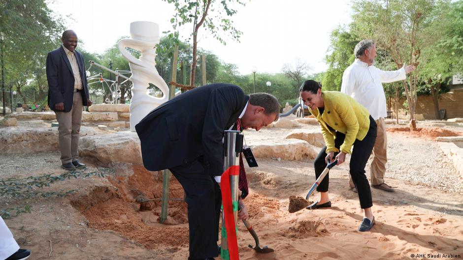 A tree for Saudi Arabia: German Ambassador Dieter Lamlé and German Business Delegate Dalia Samra-Rohte plant a crown-of-thorns sapling (photo: AHK / Saudi Arabia)