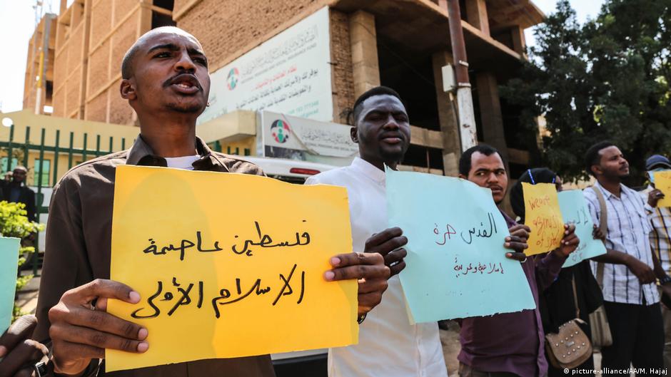 Protesters hold placards during a protest against meeting of Sudan's Sovereign Council Head Abdel-Fattah al-Burhan and Prime Minister of Israel Benjamin Netanyahu in Uganda, in front of Prime Ministry building in Khartoum, Sudan on 4 February 2020 (photo: picture-alliance/AA/M. Hajaj)