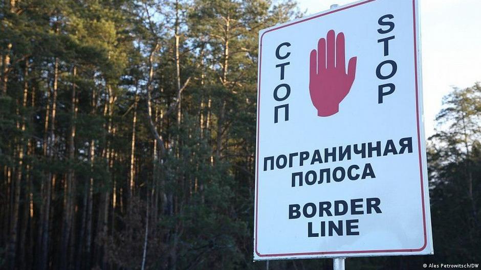 علامة تحذير على الشريط الحدودي بين بولندا وبيلاروسيا Grenze zwischen Weissrussland und Polen Reuters