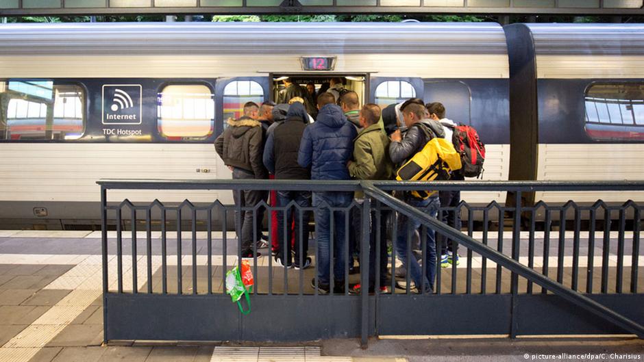 مثل غيرها من الدول الأوروبية استقبلت الدنمارك آلاف اللاجئين (في الصورة لاجئون في إحدى محطات القطارات الألمانية في طريقهم إلى الدنمارك عام 2015). Deutschland Fluechtlinge im Bahnhof Flensburg Zug nach Daenemark FOTO PICTURE ALLIANCE