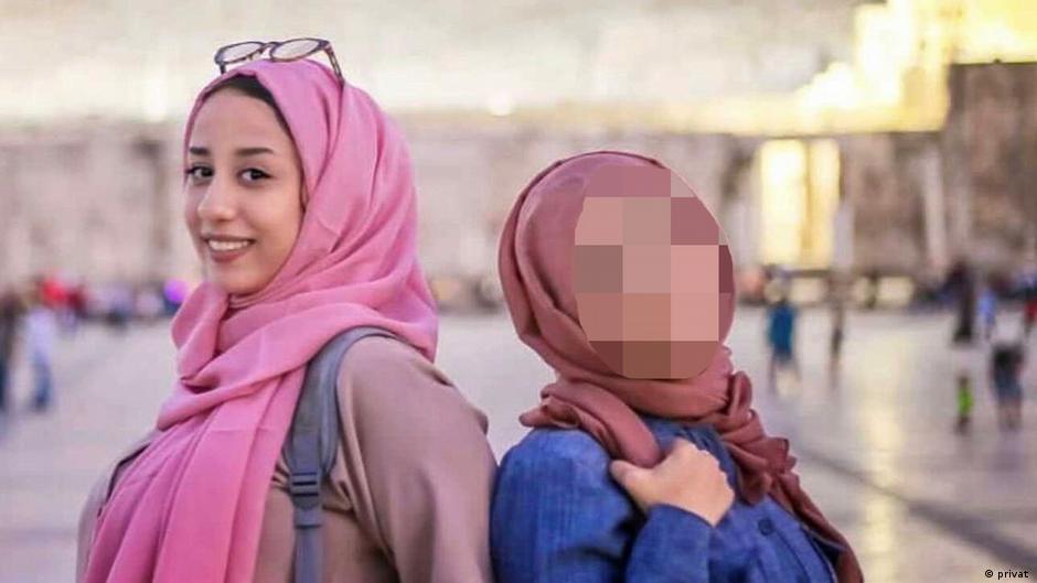 Rascha Abdullah al-Harazi (links) war eine leidenschaftliche Fotografin, erzählt ihre Freundin Asma A., die aus Sicherheitsgründen anonym bleiben will. (Foto: Privat)