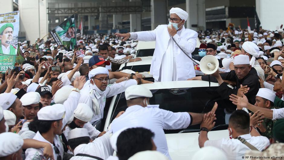 Indonesian Islamic cleric and the leader of Islamic Defenders Front Rizieq Shihab speaks to his followers upon arrival from Saudi Arabia at Soekarno-Hatta International Airport in Tangerang, Indonesia, 10 November 2020 (photo: AP Photo)