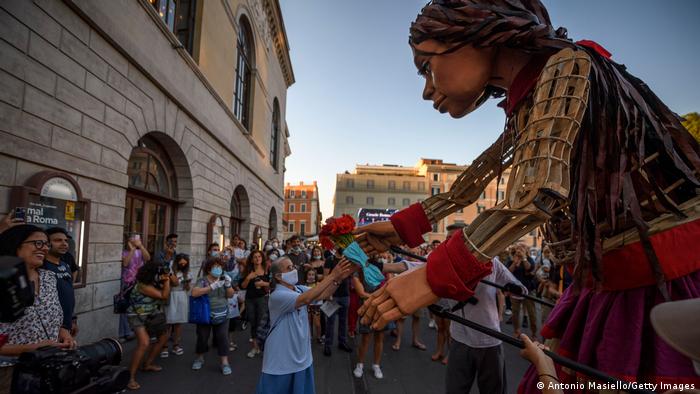 Little Amal nimmt Blumen in Rom entgegen; Foto: Antonio Masiello/Getty Images