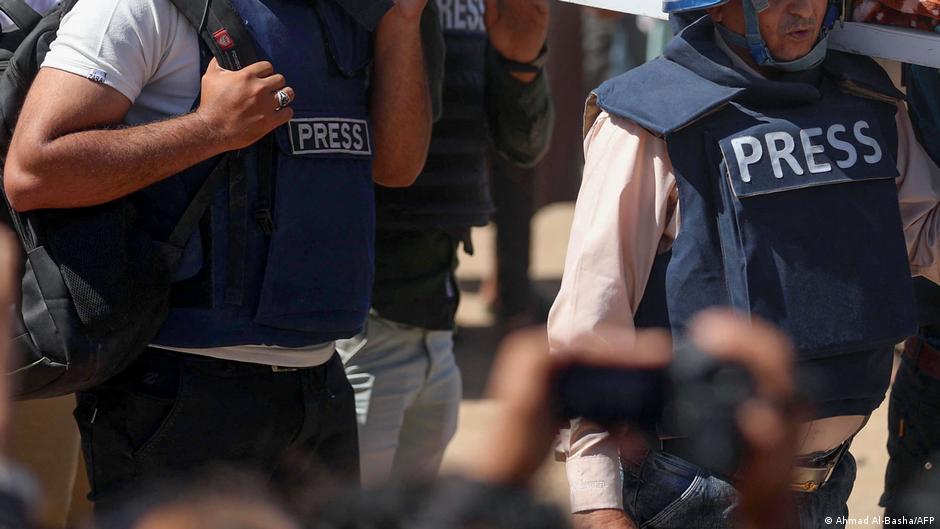 Journalisten im Jemen tragen einen getöteten Kollegen zu Grabe; Foto: Ahmad al Basha/AFP