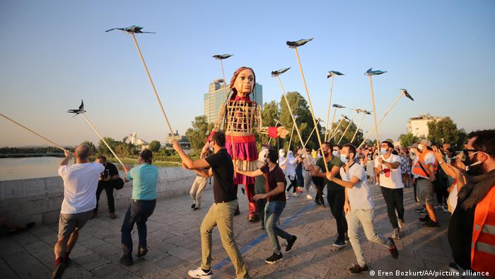Little Amal puppet in Turkey (photo: Eren Bozkurt/Anadolu Agency)