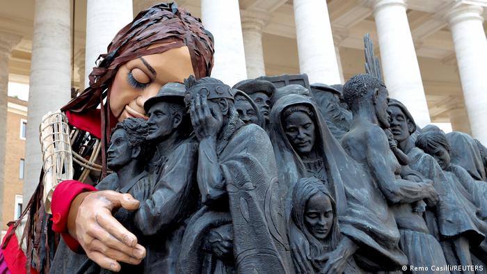 LIttle Amal hugging the bronze state "Angels Unawares" on St. Peter's Square in the Vatikan on 10.09.2021 (photo: Reuters/Remo Casilli/TPX Images of the Day)