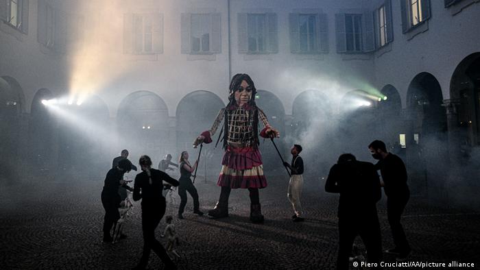 Little Amal theatre performance in Milan (photo: Piero Cruciatti/Anadolu Agency)