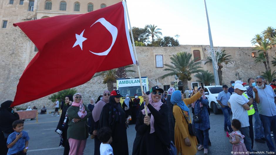 Libyans with Turkish sympathies protest in Tripoli against the Libya policy of Egypt's President Abdul Fattah al-Sisi, June 2020 (photo: picture-alliance/AA/H.Turkia)
