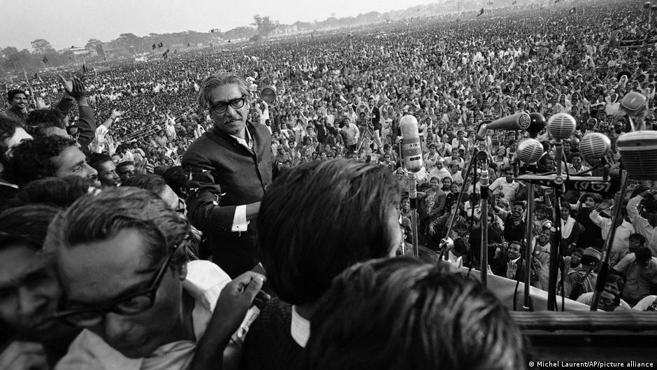 Der „Vater der Nation Bangladesch“ Mujibur Rahman bei einer Kundgebung; Foto: Michel Laurent/AP/picture-alliance
