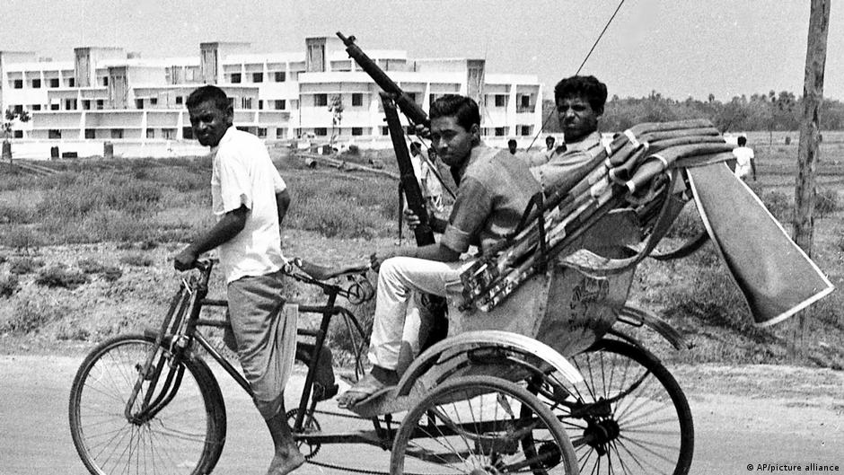 Bewaffnete ostpakistanische Kämpfer fahren in Richtung der Kampfzone in Pediac, Jessore, Ostpakistan am 2. April 1971; Foto:AP/picture-alliance