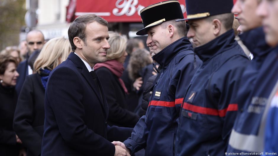 President Macron visits the Bataclan music club and the other attack sites on the morning of the anniversary, where Islamists murdered a total of 130 people (photo: picture-alliance/abaca/E.Blondet)
