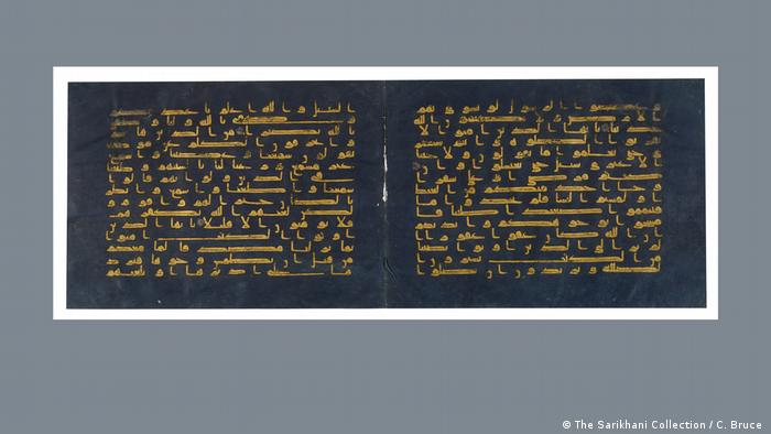 Eine Doppelseite des Blauen Koran: goldene arabischen Lettern auf dunkelblauem Hintergrund