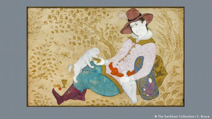 Auf eine goldenen Zeichnung sitzt ein blasser junger Mann mit Hut und Hund. Er hat Ähnlichkeit mit einer typischen Schäferdarstellung aus der Europäischen Romantik.